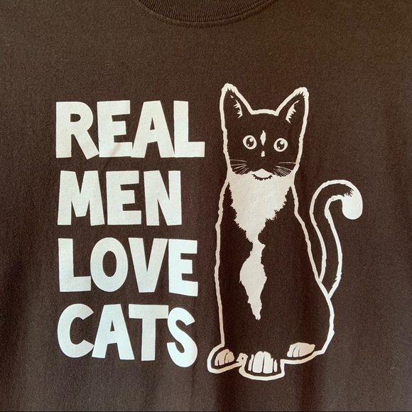 Real men love cats T-shirt size small - Picture 2 of 5